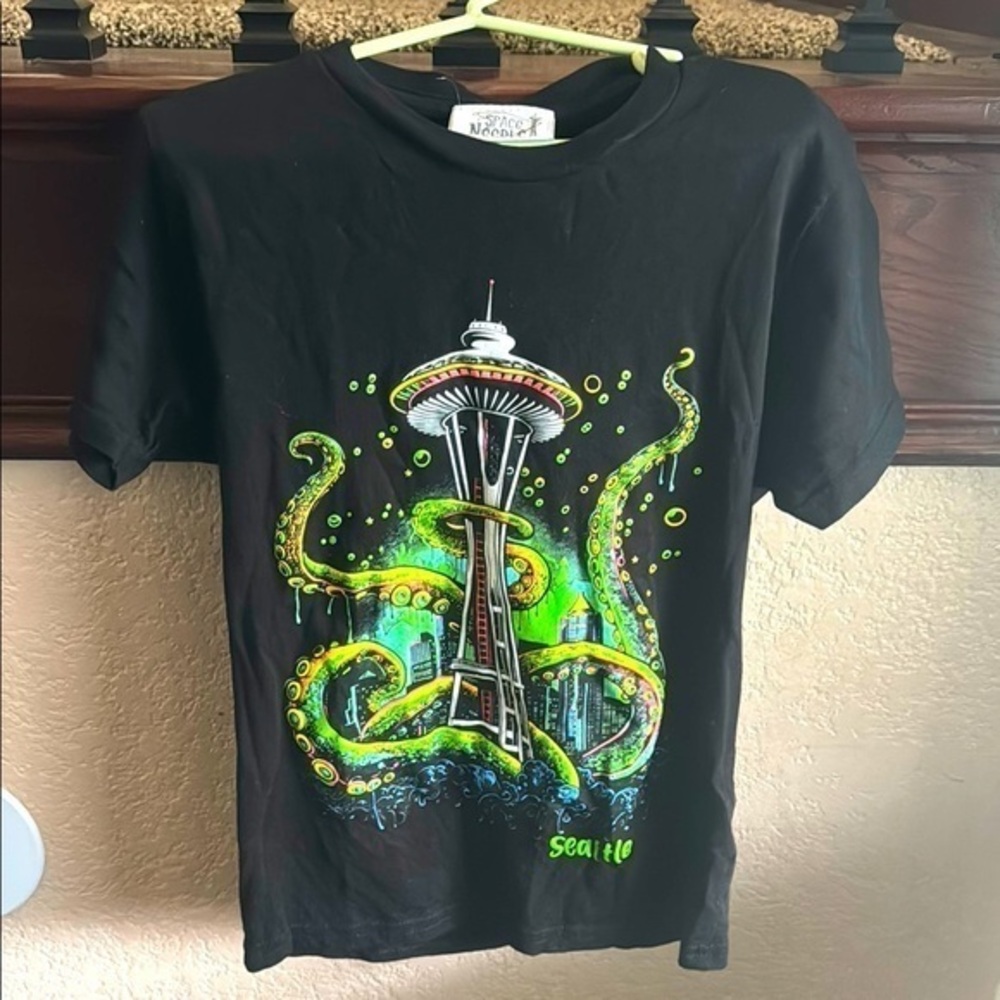 Black Seattle Space Needle Graphic T-Shirt Fits Kids 6/6X Childs Small Squid Top